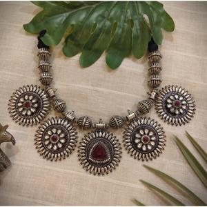 Collar Tribal Tales Aditi, Diseño de Flor y Mariposa Oxidada, Forma de Número, Cuentas Étnicas Religiosas, Diamantes, Perlas, Aleación de Zinc - Product Image 2