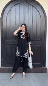 Traje Farsi Salwar de diseñador moderno, conjunto de tres piezas más de tendencia con telas de trabajo bordadas y creapé francés interior - Product Image 4