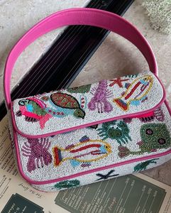 Bolso de hombro artesanal con cuentas de colores abstractas y onduladas para mujer, bolso de fiesta vibrante con cuentas de semillas, bolso de mano con solapa para la noche, al mejor precio. - Product Image 3