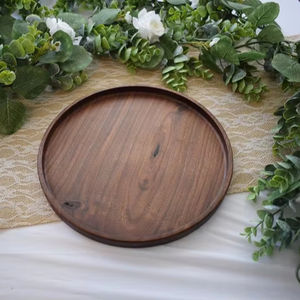 ถาดไม้กลมสำหรับเสิร์ฟพร้อมลูกวอลนัทดีไซน์ทำมือแบบทันสมัย - Product Image 1