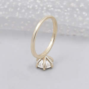 Bague solitaire en or jaune avec diamant taille brillant rond, bague en or jaune avec diamant - Product Image 5