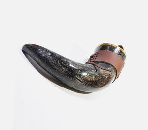 Vaso de Beber de Cuerno de Búfalo Natural Pulido, Hecho a Mano, con Elegante Borde de Latón Dorado, Estilo Tradicional Medieval - Product Image 1