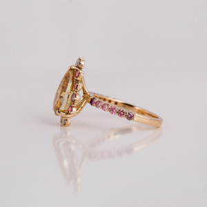 Elégante bague de fiançailles classique en plaqué or 18KT pour femme, diamant jaune taille poire créé en laboratoire, serti de pavés de diamants roses IGI - Product Image 3