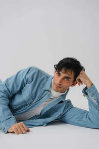 Vente en gros 2026 Veste en jean streetwear slim pour homme personnalisée, mode automne, coupe-vent, veste d'hiver chaude, bouton recouvert, OEM - Product Image 2