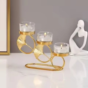 Nuevo diseño Estilo Pilar Acabado en oro Hecho a mano Nueva llegada Disponible Portavelas de metal Candelabros de la mejor calidad - Product Image 1