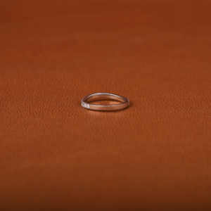 Anillo de Boda Personalizable para Mujer, en Oro Blanco Sólido de 18 Quilates, con Diamante Cultivado en Laboratorio de 0.7 Quilates, Corte Pequeño, Engastado en Puntas, Clásico y Elegante - Product Image 4