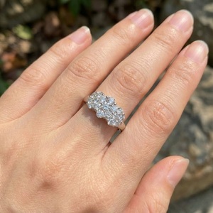Bagues classiques en or blanc 18 carats serties de diamants ronds taille brillant pour femmes - Cadeaux de fiançailles, de mariage et de fête - Product Image 3