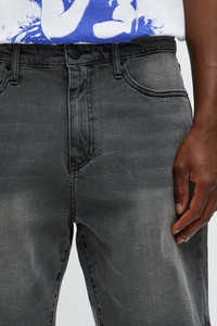 Short en jean décontracté pour homme avec ourlet brut à franges et denim élégant gris clair inspiré du streetwear pour un confort quotidien - Product Image 3