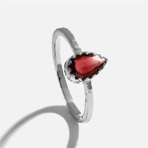 Bague Lyra en grenat rouge du Rajasthan sertie clos, pierre précieuse rouge 0,90 carat 9x6mm, argent sterling 925, pierre de naissance de janvier, une seule pierre - Product Image 1