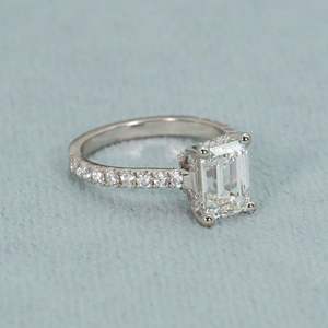 Anillo de Diamante Solitario con Corte Esmeralda de 14 Quilates, Increíblemente Formado, para Compromiso, con Claridad VVS - Product Image 2