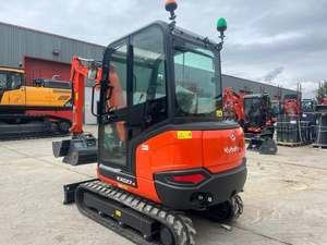 Mini-excavatrice sur chenilles orange et noire avec cabine, chenilles et éclairage à vendre - Kubota KX027-4 - Product Image 6