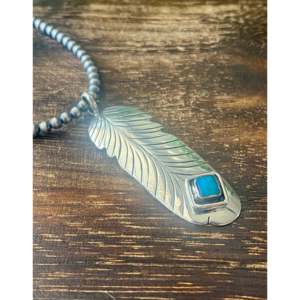 Colgante de Pluma de Plata de Ley y Turquesa Navajo Kingman Hecho a Mano con Tecnología de Engaste en Bisel - Product Image 2