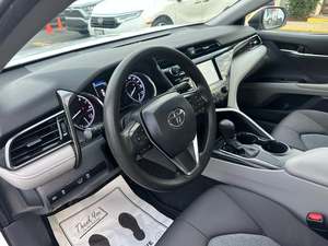 Toyota Camry L FWD Usado de 2019 - Product Image 2
