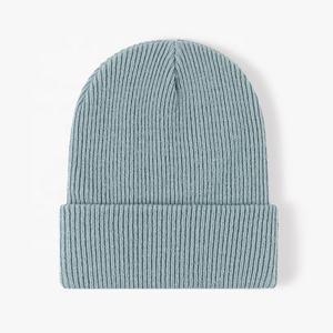 Vente en gros, faible MOQ, bonnets d'hiver en tricot uni en acrylique coloré unisexe, étiquette tissée personnalisée, patch en cuir caoutchouc, bonnet en tricot côtelé - Product Image 5