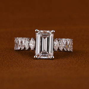 Anillo de compromiso de diamante cultivado en laboratorio de corte esmeralda de 3,00 CT con ajuste de pavé de moda Certificado de oro sólido de 18KT Diamante certificado IGI - Product Image 1