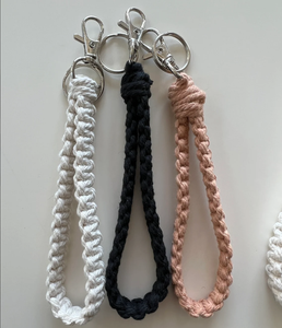พวงกุญแจทำมือสวยงาม พวงกุญแจมาคราเม่ทำมือ - Product Image 3