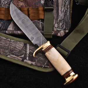 Couteau de chasse en acier Damas, lame à pointe tombante avec manche en bois et étui en cuir, bord droit, qualité industrielle, usage extérieur - Product Image 3