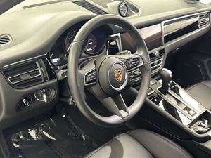 2024 Porsche Macan Turbo AWD ใช้กับเบาะหนังตกแต่งภายในสีเข้มระบบควบคุมความเร็วคงที่