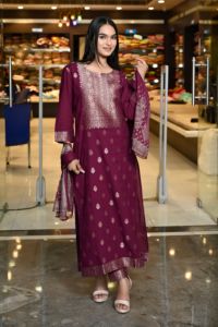 Ensemble élégant de costume en coton tissé marron bordeaux, coupe droite, longueur ras du sol, avec dupatta à imprimé doré, idéal pour les mariages et les fêtes, prix de gros disponible - Product Image 2