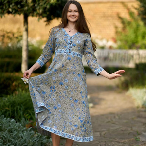 Robe Islanna Imprimée à la Main, Bohème, Pur Coton, Décontractée, Occasionnelle, Vacances, Été, Gris Bleu, Fabrication Artisanale, Mode Éthique - Product Image 1