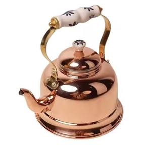 Tetera de cobre artesanal tradicional para hervir agua o preparar té con pico y mango para un vertido fácil - Product Image 5