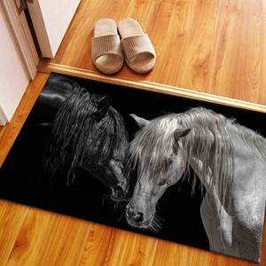 Tapis pour chevaux noir et blanc : Décoration animale style ferme, lavable en machine, tapis fin non tissé - Product Image 1