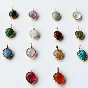 Petite feuille naturelle sculptée faite à la main pierre précieuse pendentif à breloque or pierre de naissance bijoux collier délicat cadeau parfait pour elle - Product Image 2