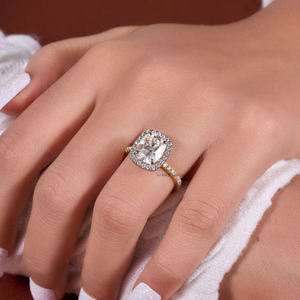 4.55 CT แหวนเพชรโมอิสซาไนท์ประดับเพชรแหวนหมั้นยาวเบาะเพชรโมอิสซาไนท์สุดหรูสำหรับเธอ - Product Image 3