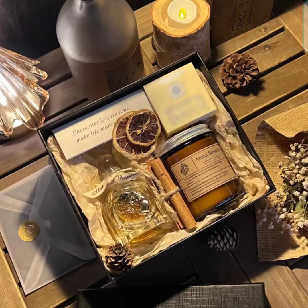 ODM/OEM Wholesale Customized Home Decor Luxury Dried Plants Scented Soy Wax Candles With Glass Jar And Metal Lid Gifts Set