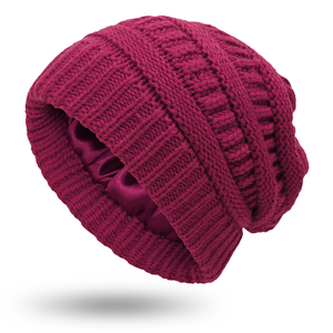 Beanie Beanie สายเคเบิลหมวกถักสำหรับหมวกถักเรียงรายไปด้วยผ้าซาตินผ้าไหมซาตินลายหัวกะโหลกอบอุ่นอบอุ่นสำหรับผู้หญิงในฤดูหนาว