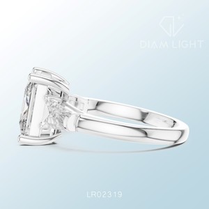 Bague solitaire sur mesure avec diamant taille princesse ou baguette VS+ F certifié IGI, fabriquée avec soin - Product Image 6