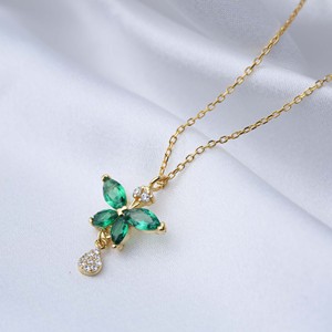 Collier en argent sterling 925 fait main avec pendentif en forme de fleur orné de pierres émeraude CZ, idéal pour fiançailles, mariage et soirées tendance - Product Image 2