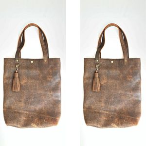 Sac fourre-tout en cuir marron rustique fait à la main élégant grand sac à bandoulière Vintage Boho avec breloque pompon et daim pour les femmes - Product Image 3