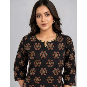 Eleva tu colección de ropa informal con esta impresionante kurta negra de algodón popelín con estampado floral, cuello barco y manga tres cuartos para mujer. - Product Image 2