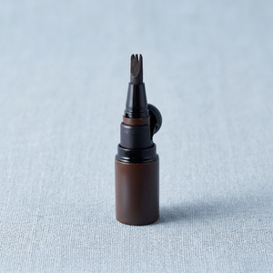ปากกาเขียนคิ้ว CLICKA EB101 สูตรน้ำหมึกฟิล์มธรรมชาติจากเกาหลี กันน้ำ ติดทนนาน แห้งเร็ว ไม่หลุดลอก ฝาปิดอัตโนมัติ ใช้งานง่าย - Product Image 1