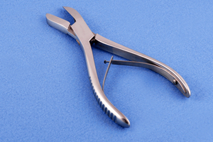 Pinzas Cortahuesos Liston Curvas de 17 cm con Doble Resorte, Instrumento Ortopédico, Instrumento para Sujetar Huesos de MayoMed - Product Image 6