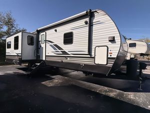 Used 2022 Palomino for RVs 37ft Tinted Safety Glass Stainless Steel Lightweight Modern 6 Person Campers Travel Trailers - Product Image 3