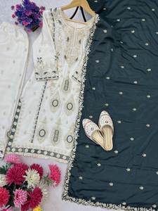 Conjunto de Traje Étnico de Diseñador para Fiesta con Intrincados Trabajos de Espejo y Bordes Ornamentados - Product Image 2