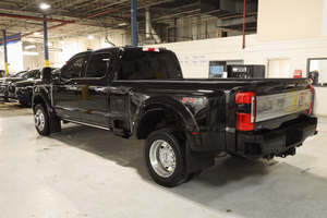 Superbe Ford F-450 Super Duty Dually Platinum Crew Cab LB DRW 4WD Diesel Noir 2024 d'occasion avec sièges en cuir foncé et système de navigation - Product Image 4