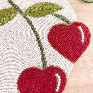 Ensemble de sets de table et de sous-verres en tricot perlé rouge à motifs floraux, écologiques, pour la décoration de table, fabriqués à la main par des exportateurs indiens - Product Image 2