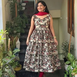 Costume Salwar en soie fabriqué à la main de créateur, robe longue pakistanaise Kameez Dupatta à la mode pour les cérémonies de mariage et de fête - Product Image 1