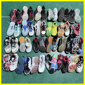Commercio all'ingrosso usato di marca <span class=keywords><strong>scarpe</strong></span> da basket Bundle di seconda mano <span class=keywords><strong>scarpe</strong></span> da basket di seconda mano <span class=keywords><strong>scarpe</strong></span> da calcio in balle - Product Image 3