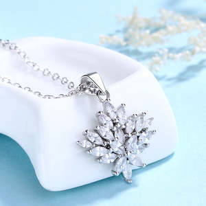 Collana con Pendente in Argento Sterling e Cristalli, Elegante e Lussuosa per Donne - Product Image 2