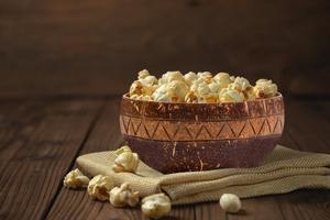 Bol en coque de noix de coco naturelle pour salade, fruits et service - Product Image 4