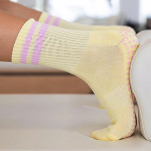 Calcetines Antideslizantes Amarillo Mantequilla, Calcetines de Yoga y Pilates de Corte Bajo, Suela Antideslizante, Soporte de Arco Elástico y Suave, Estilo Fitness - Product Image 2