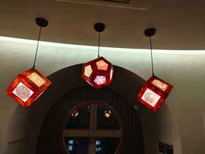 Lámpara colgante rústica moderna Premium hecha a mano de madera de pino cuadrada lámpara colgante larga E26 Control remoto elegante sostenible - Product Image 5