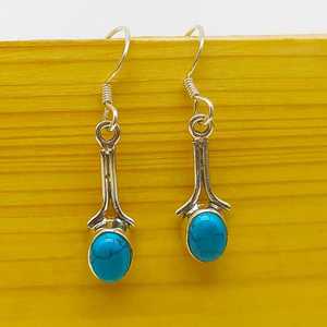 Pendiente de plata 925 hecho a mano de diseñador con delicadas piedras preciosas de turquesa howlita, Pendientes colgantes finos artesanales como regalo - Product Image 1