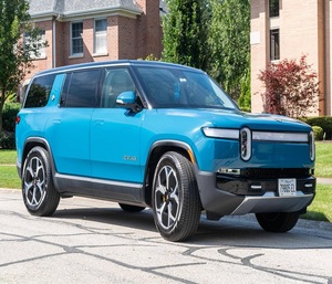 LISTO PARA ENVIAR: RIVIAN R1S 2023, CUATRO MOTORES, TRACCIÓN EN LAS CUATRO RUEDAS, BATERÍA DE GRAN CAPACIDAD, COLOR AZUL RIVIAN - Product Image 1
