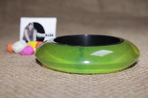 Brazalete de moda de resina con forma de círculo verde Premium para mujer Estilo tradicional con diseño brillante - Product Image 2