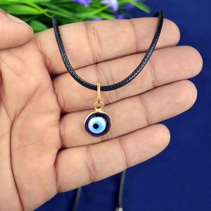 Colgante de latón chapado en oro de 15 mm con ojo turco azul y detalles de diamantes - Product Image 3